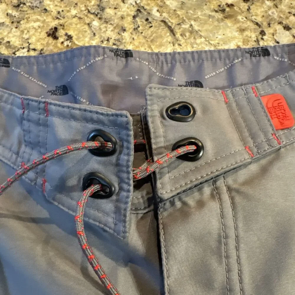 North face Shorts Men’s Gray Front Camo Sides Hiking Size 32‎
